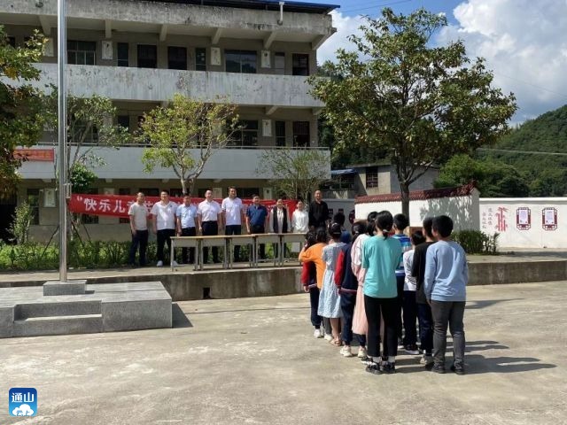 咸九项目公司走进厦铺镇花纹小学开展爱心捐赠