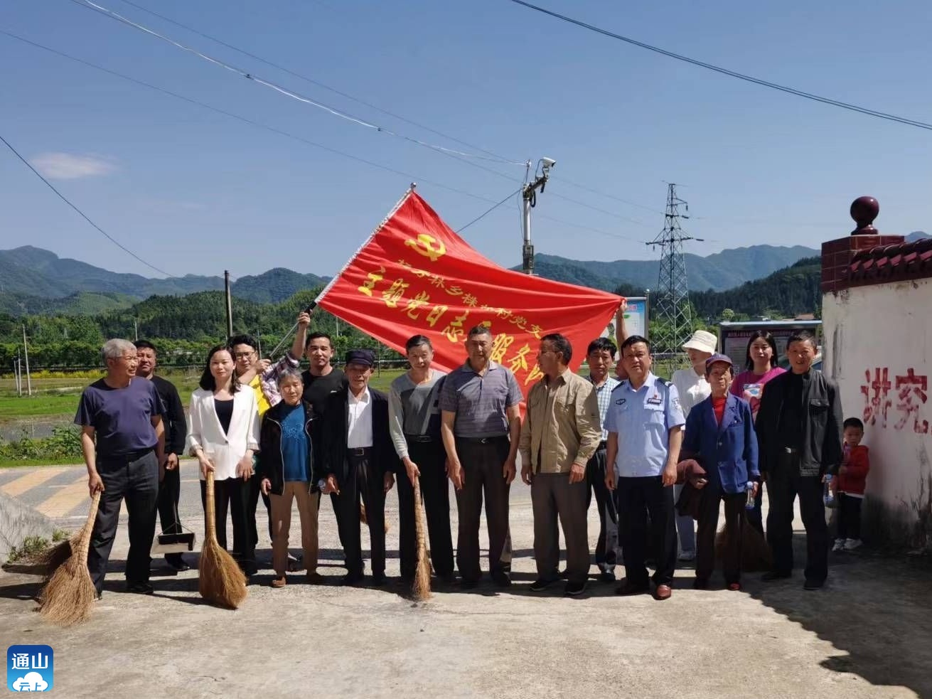 杨芳林乡党员当三员清洁美家园