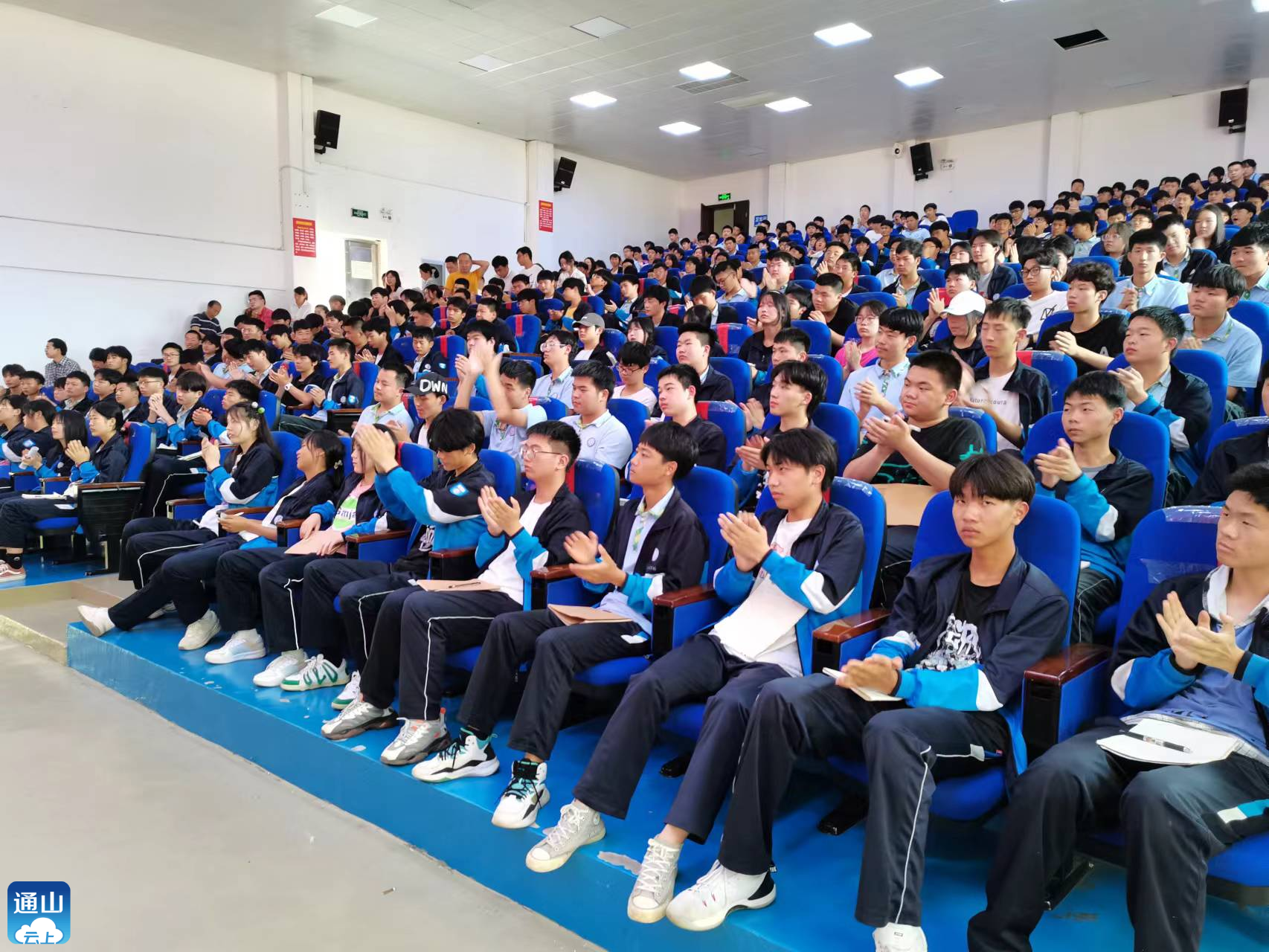 通山县职教中心举办法治进校园知识讲座