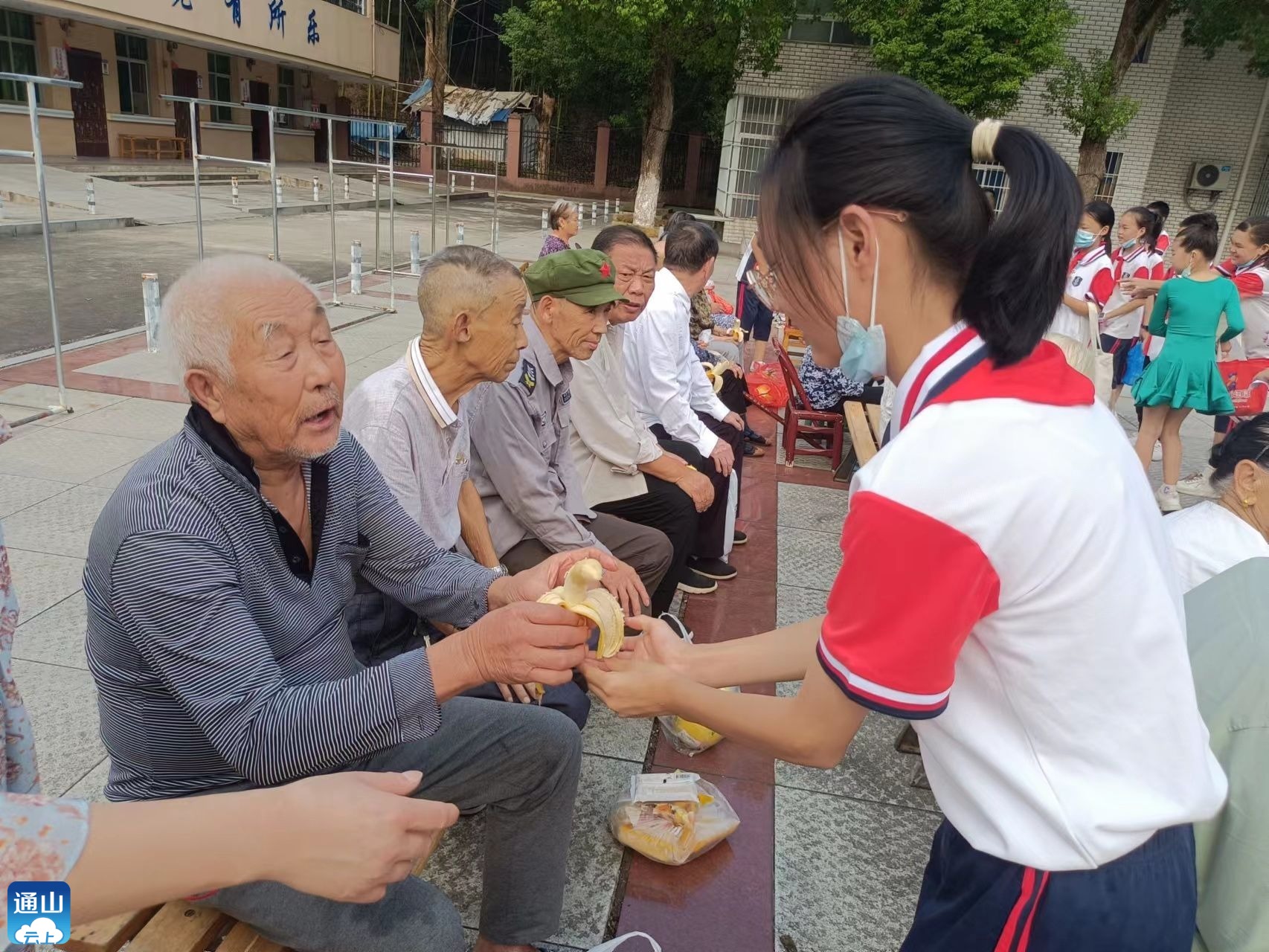 敬老爱老 从我做起——通羊四小学生走进敬老院_云上通山
