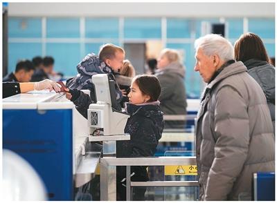 随着中俄双向免签政策实施，黑龙江省绥芬河市以高效便捷的通关服务提升口岸人员和贸易往来效率，带动两国人文和经贸交流。图为绥芬河公路口岸联检大厅内，入境旅客排队通关。新华社记者 张 涛摄