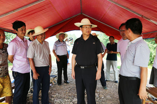 徐长斌到汉北河南堤指导防汛抗灾工作时强调:坚决落实"双保"要求 迎接