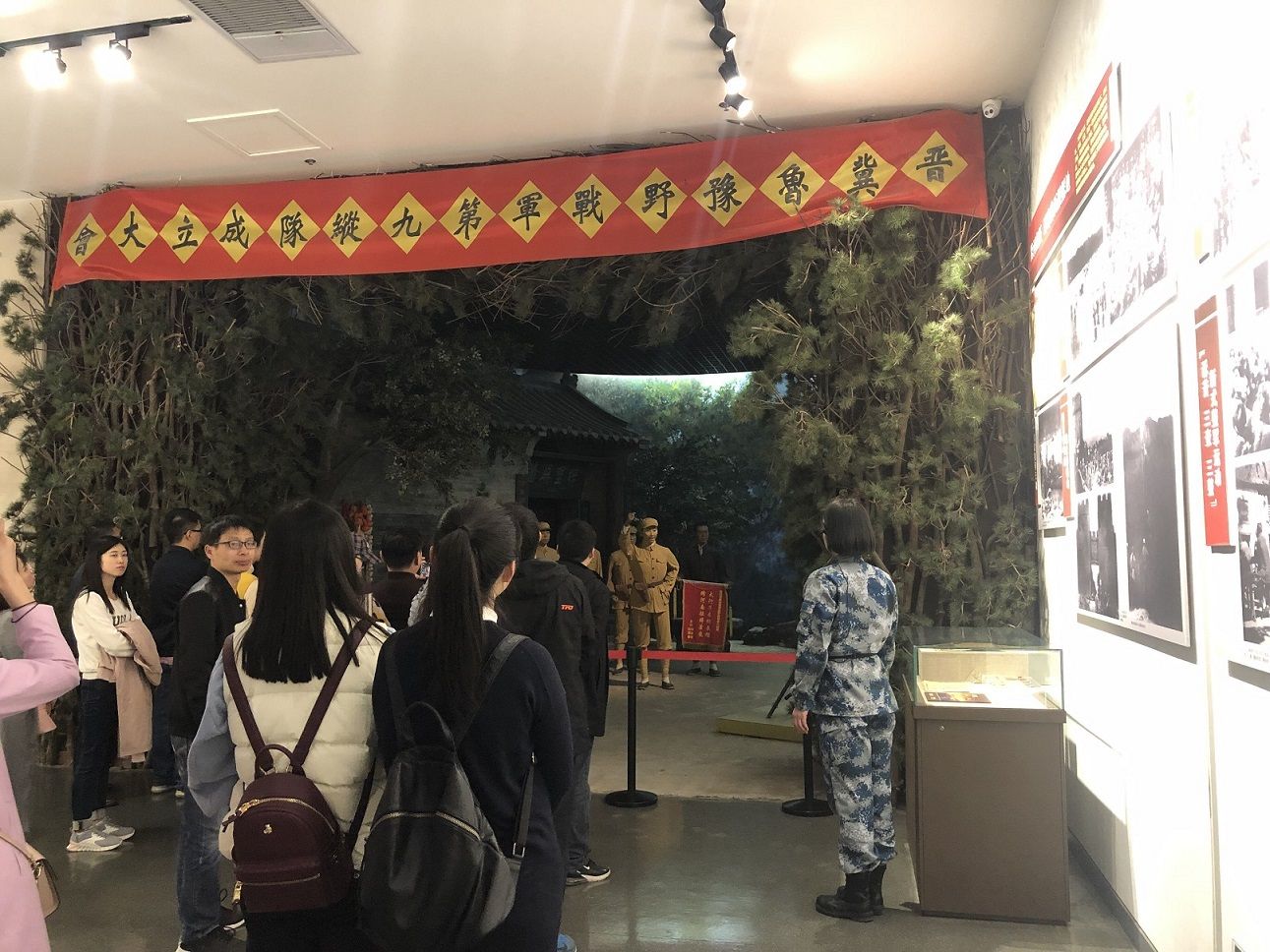 清明祭英烈团市委组织团干部赴十五军军史馆进行红色教育