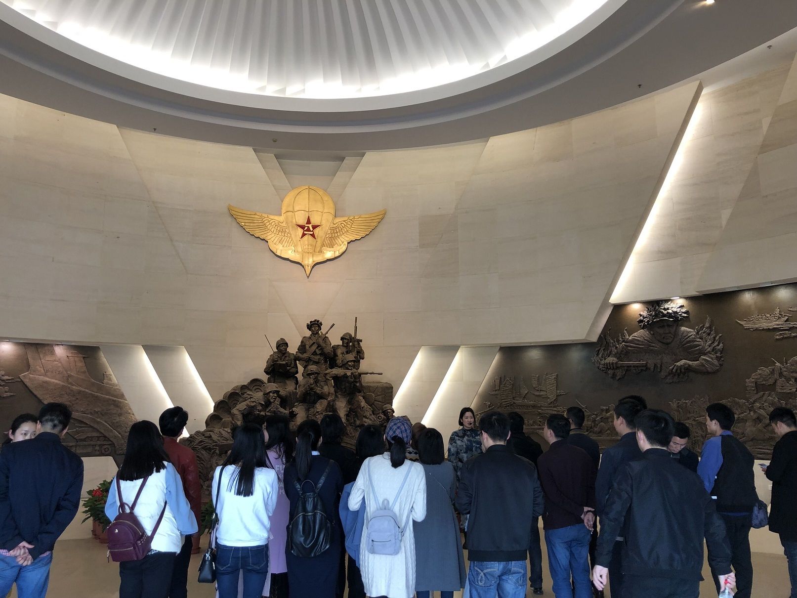 清明祭英烈团市委组织团干部赴十五军军史馆进行红色教育