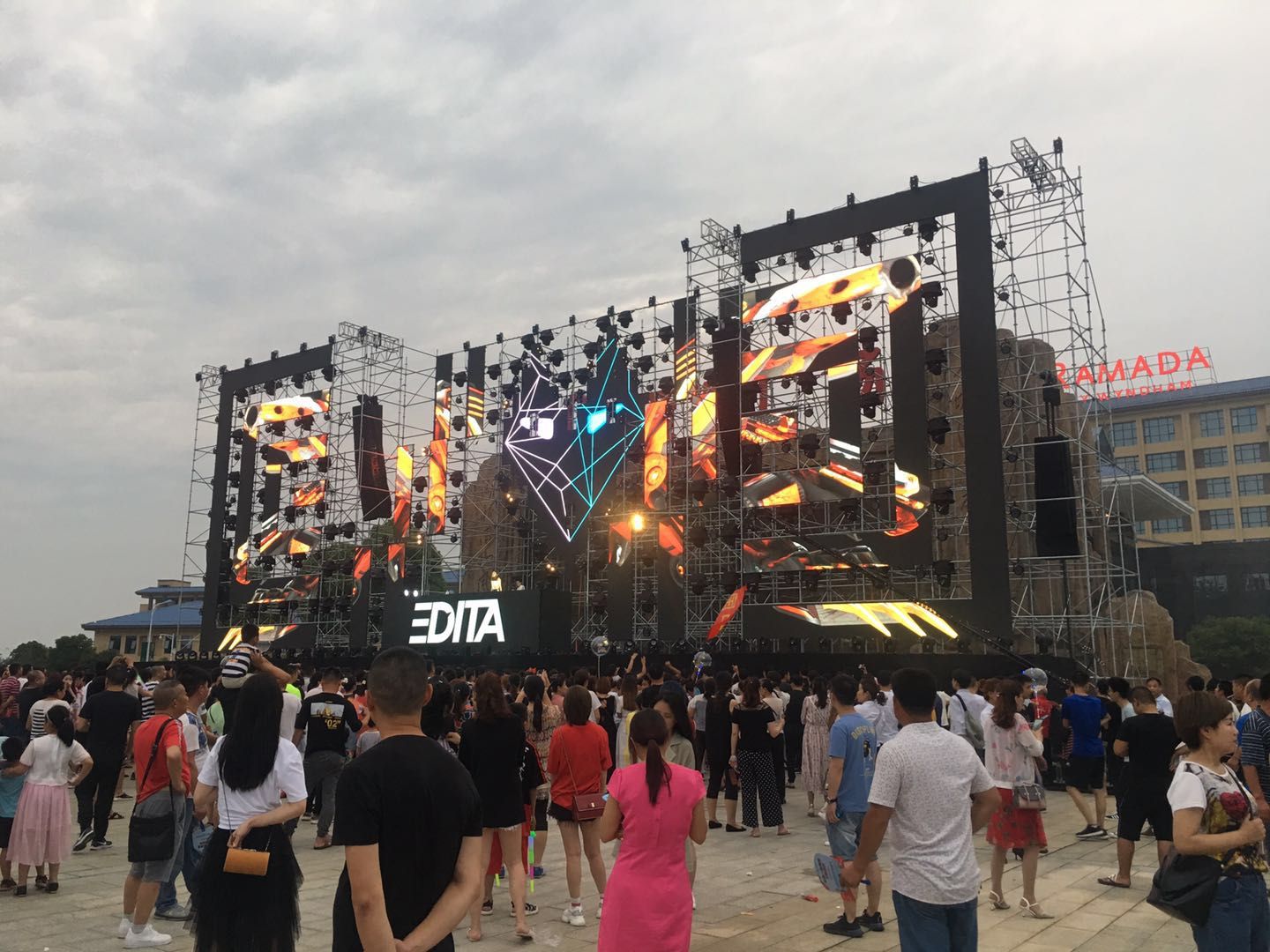 巨大舞台,绚烂灯光,劲爆狂躁的电音,跟随节奏舞动双手的人群,构成了