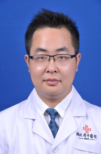 出生于中医世家,其祖父李培生教授是我国著名《伤寒论》学家.