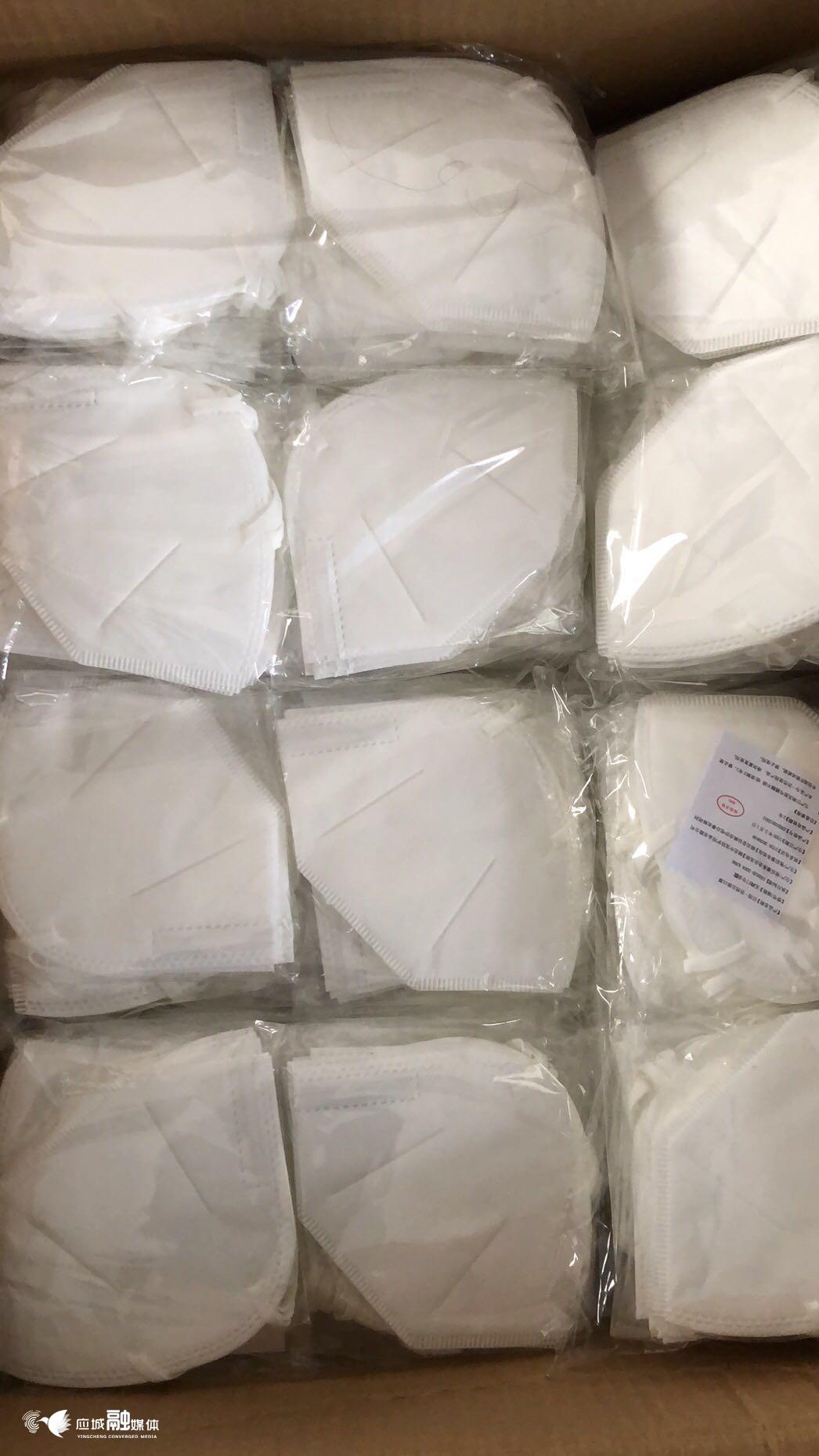 防护物资告急之际一线乡镇卫生院长妈妈收到女儿寄来的1000个kn95口罩