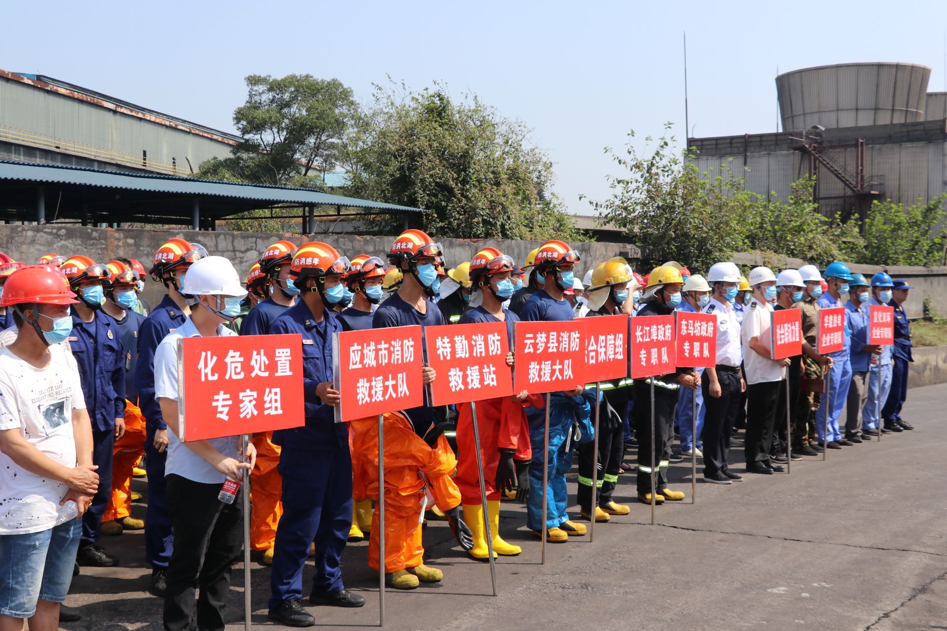 应城市委书记程涛,应城市人民政府副市长,公安局长潘剑华及孝感市应急