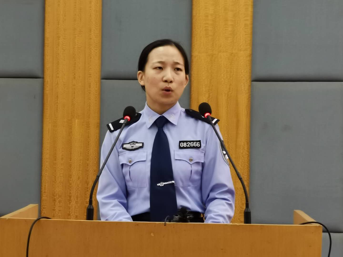 在报告会上,被评为"孝感楷模61最美抗疫先锋"的徐晨怡,朱革 ,李明