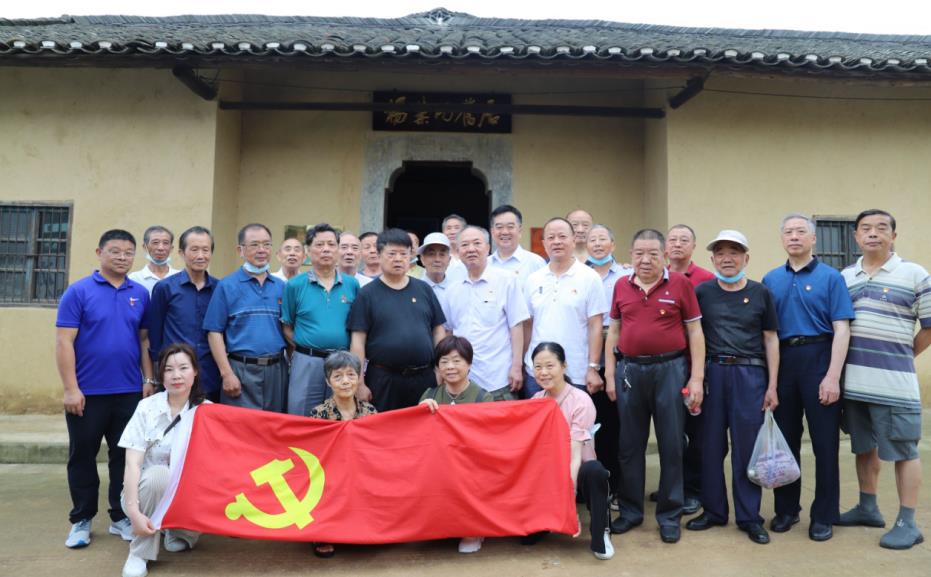 法院离退休干部党支部组织赴汤池鄂中革命烈士纪念馆和杨业功将军故居