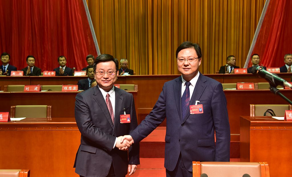 新当选的应城市人民政府市长胡光怀和副市长一起进行宪法宣誓▲市委
