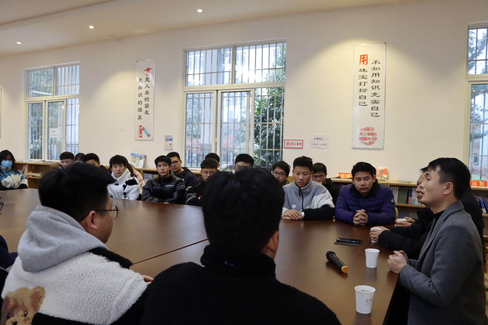 向诗和远方启航柳瑶博士回母校应城二中讲学