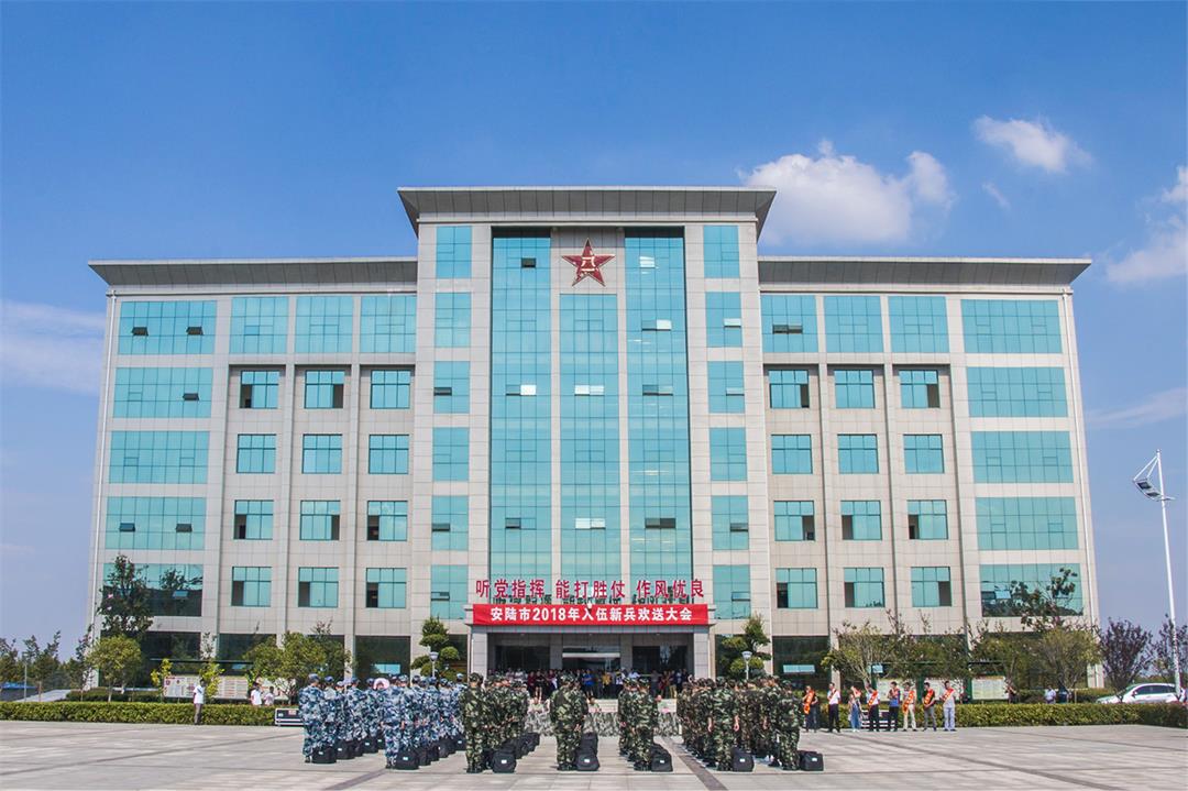 安陆市举行2018年新兵入伍仪式 欢送新时代最可爱的人踏上从军之旅