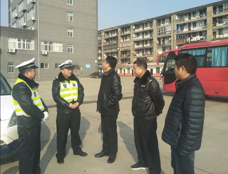 平安春运安陆交警温暖回家路