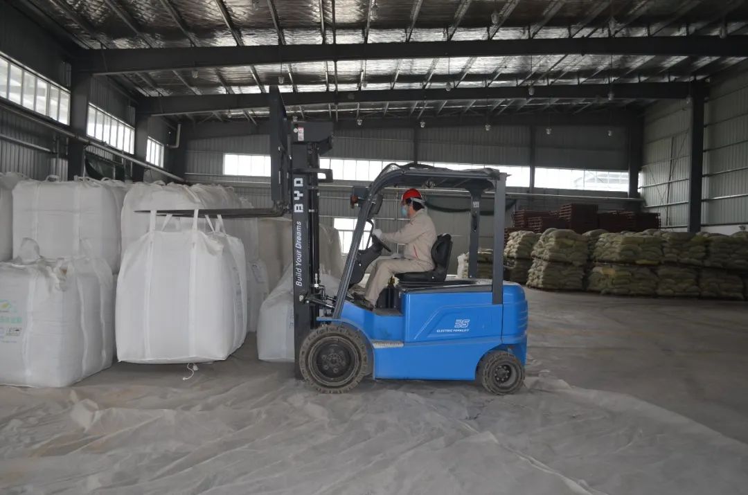 安陆傲龙生物,禾丰公司等企业,自3月初以来,就组织工人加紧生产饲料