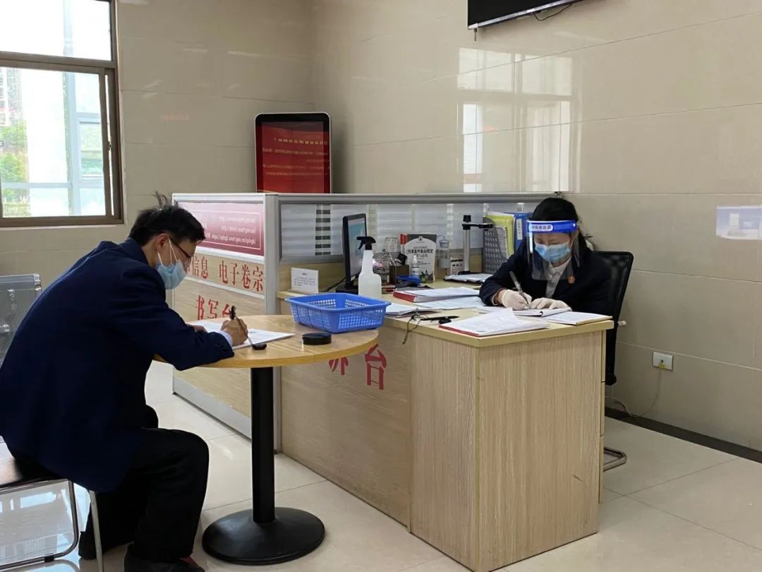 人民法院诉讼服务中心在入口处还设置了红外线测温仪和来访人员登记台