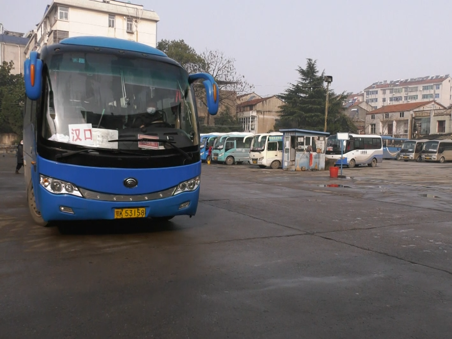 672021春运首日长途客运站有点冷