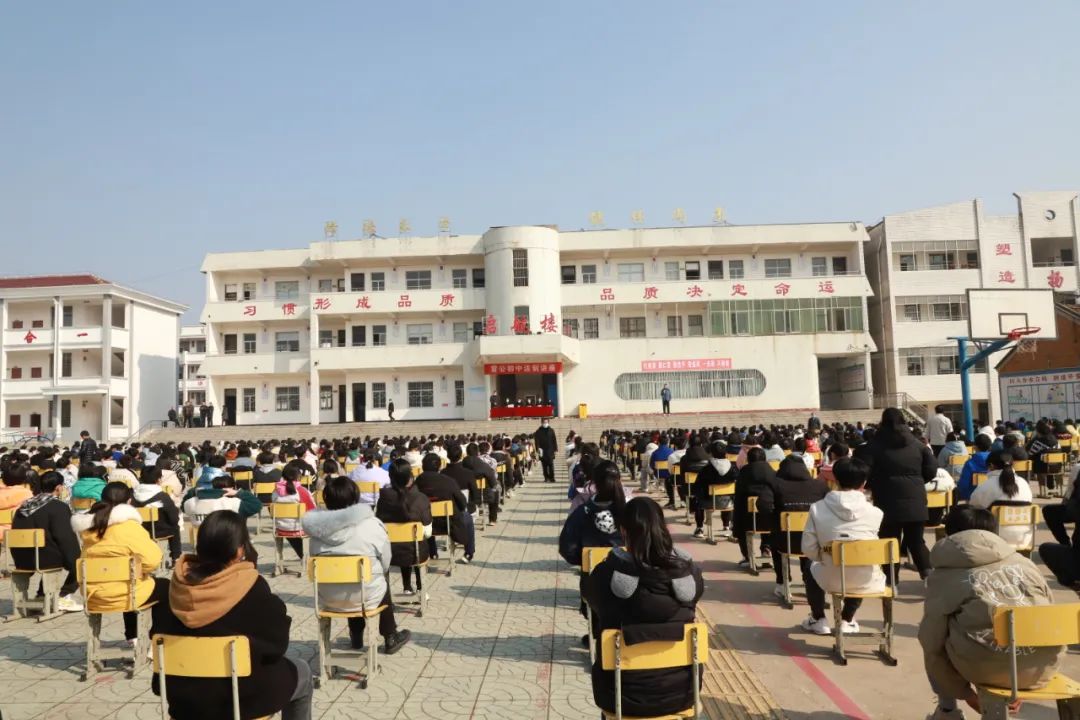 2月28日,孝感,安陆两级法院少年审判庭联合到安陆市雷公镇初级中学