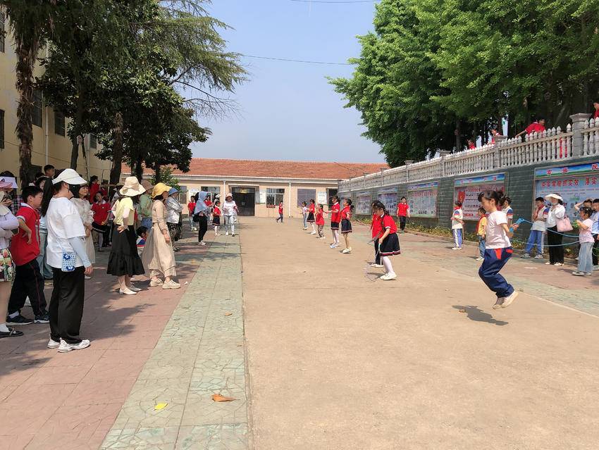 追梦驰骋绿茵场   挥笔绘写新时代——陈店乡中心小学教联体举行春季运动会.doc