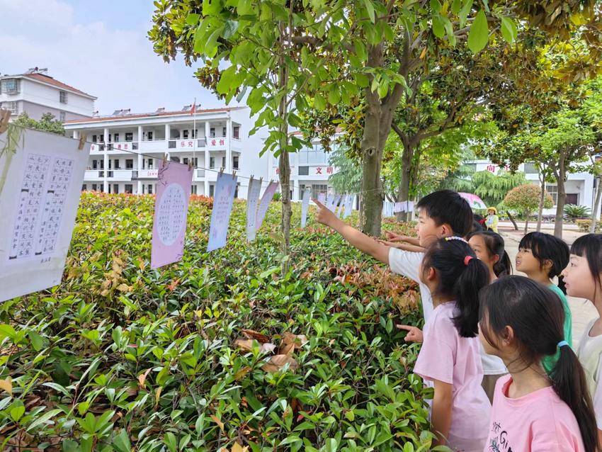 南城石桥小学：笔尖展风采 墨香进校园.doc