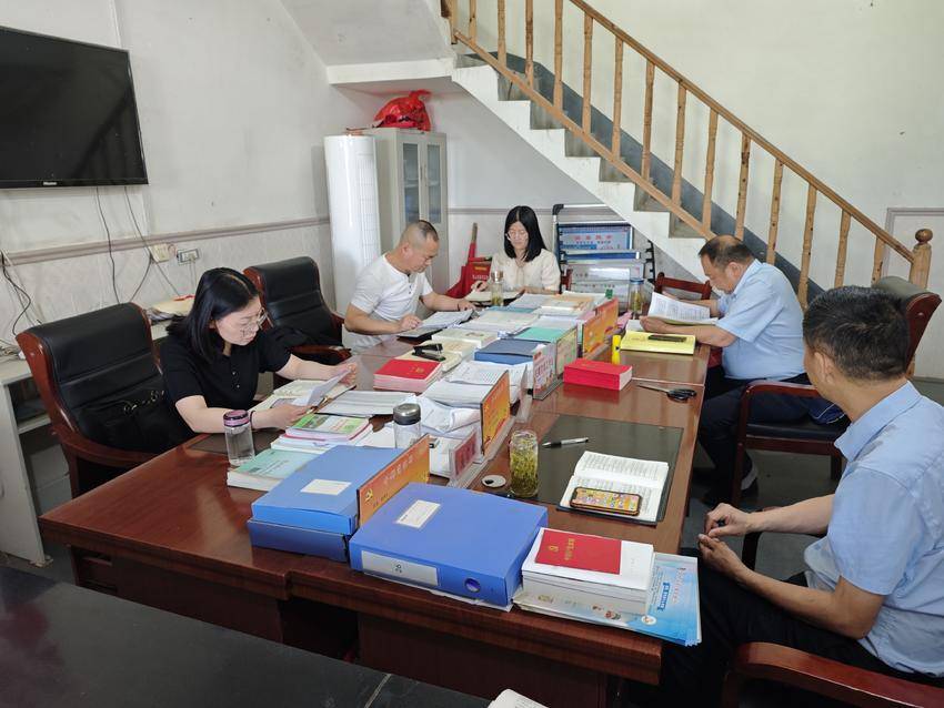 安陆市陈店乡金龙村：修路“一小步” 便民“一大步”.doc