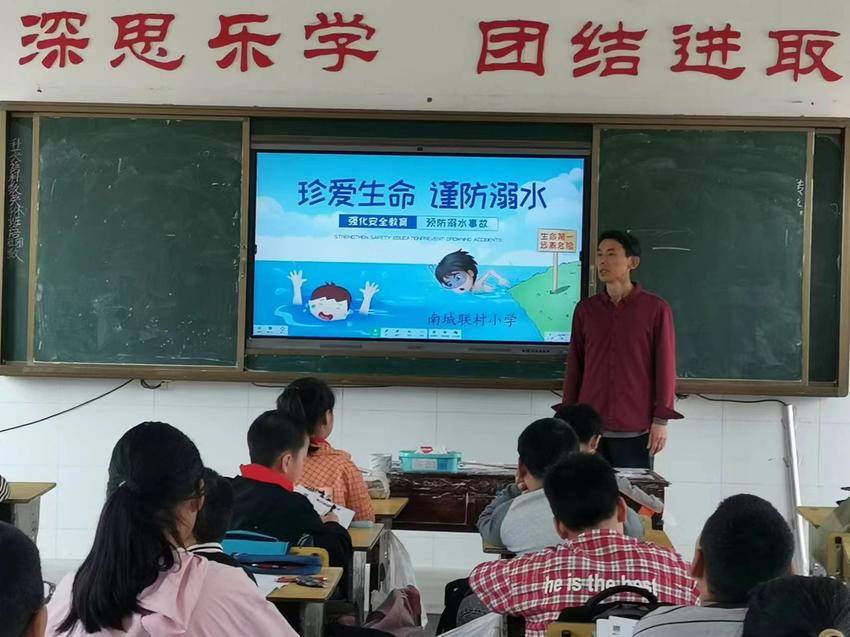 安陆市南城各校园开展防溺水安全教育.doc