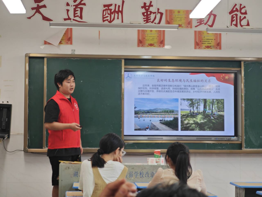 “一路生花”大学生志愿服务团：走进村庄 上好“行走的思政课”和“一线的专业课”.docx