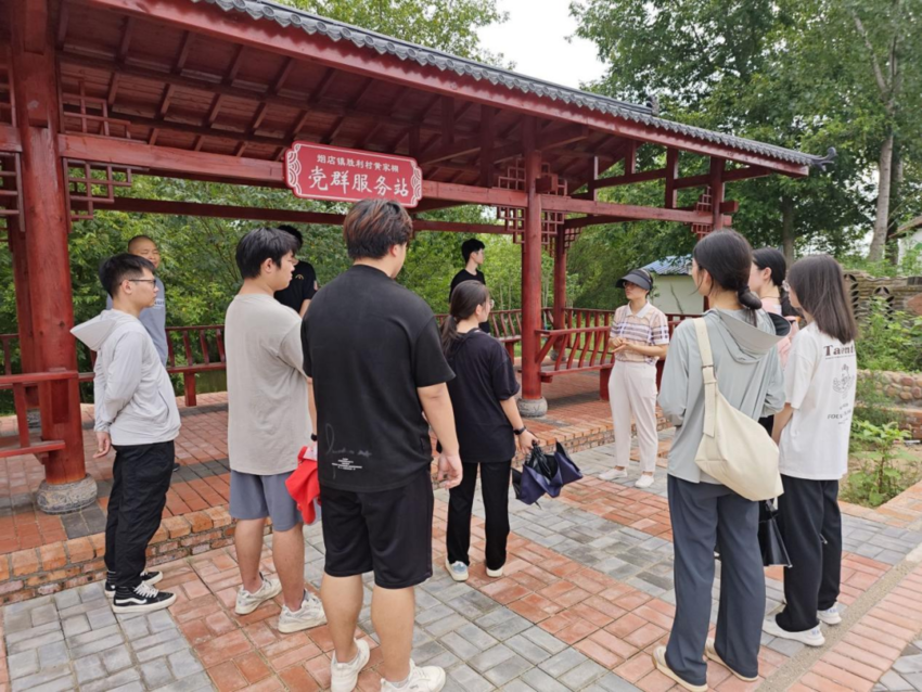 “一路生花”大学生志愿服务团：走进村庄 上好“行走的思政课”和“一线的专业课”.docx