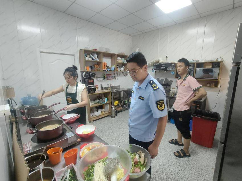 安陆市场监管局开展夏季高温餐饮食品安全宣传，守护“舌尖上的安全”.docx