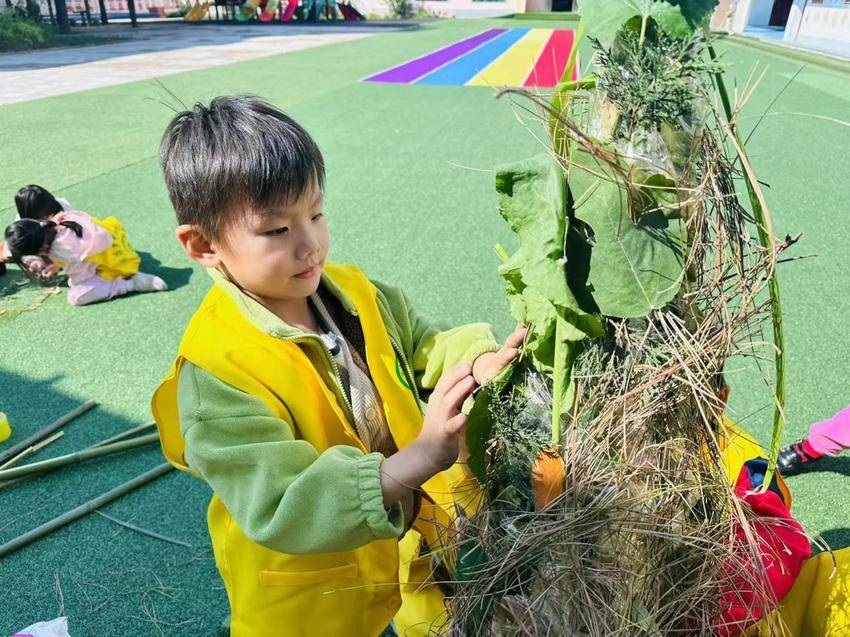 秋韵满校园 童趣映自然——陈店乡中心幼儿园开展幼儿户外寻秋活动.docx