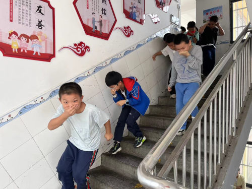 居安思危鸣警钟 防范未然保平安——赵棚镇中心小学开展消防安全应急演练.docx