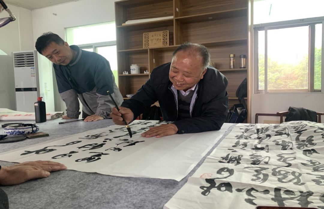 安陆市老年书法协会赵棚分会在团山村进行书法创作.png