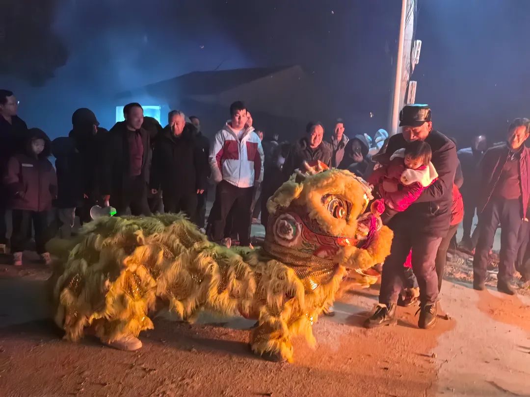 老年舞狮队正月十五闹元宵,开展舞狮活动.jpg