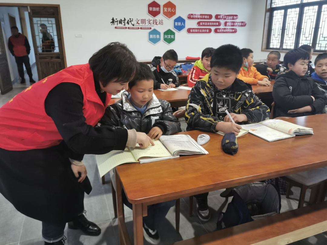 团山村四点半课堂,为孩童提供红色宣讲、作业辅导等志愿服务.png