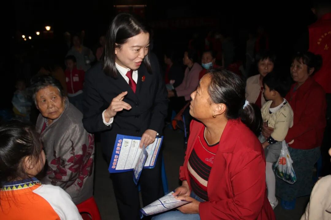 法治夜校中，朱珊向妇女普法答疑.jpg