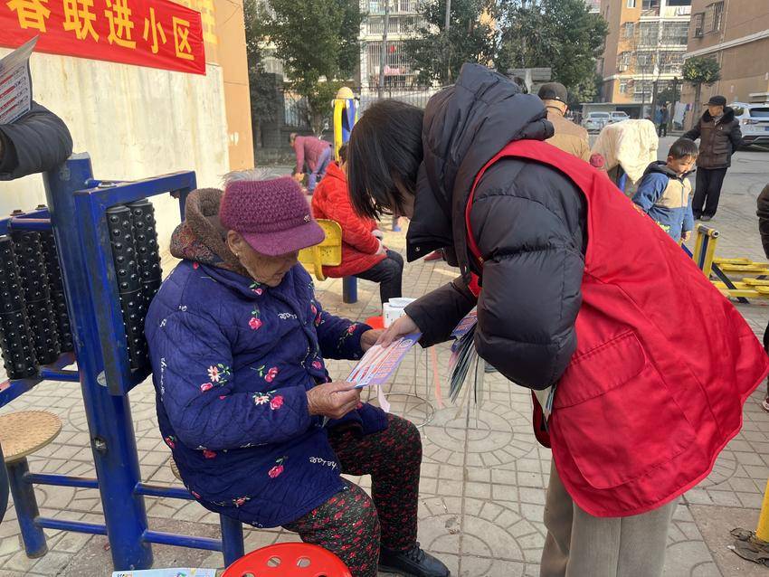 安陆经开区十塘社区：笔墨传情暖民心 春联送福进小区.doc