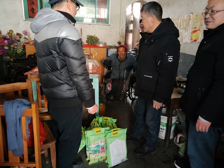 安陆市司法局驻巡店镇四面村工作队走访慰问困难群众.doc