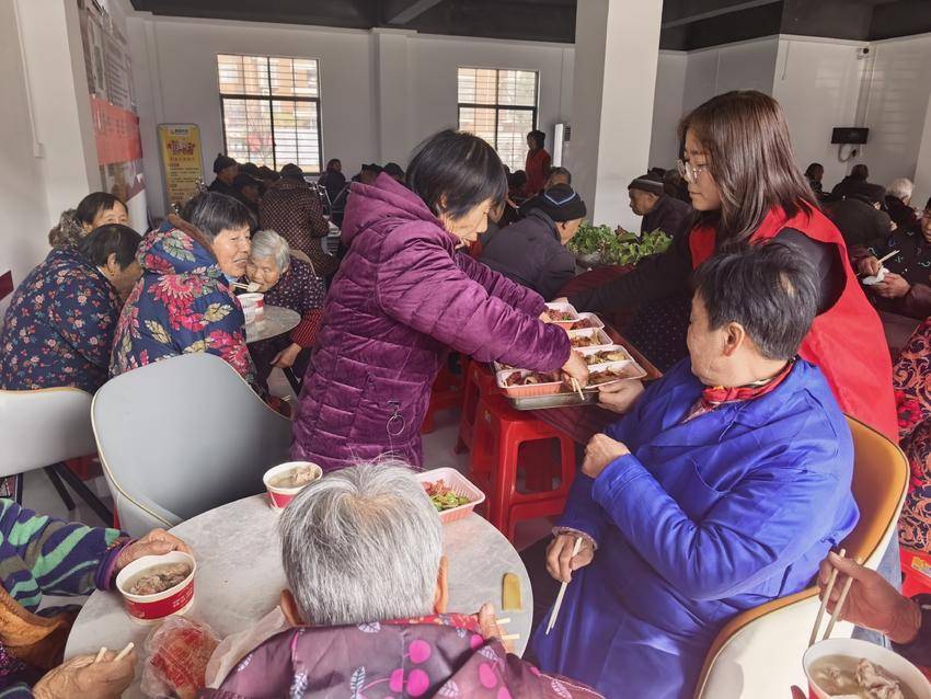 安陆市南城街道四里社区：温情敬老迎新春 欢聚团圆乐融融.doc