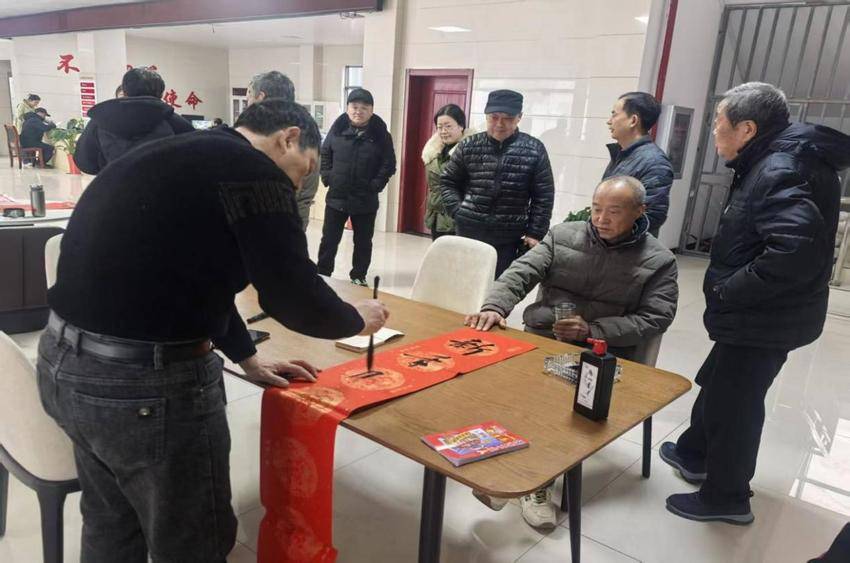 安陆市府城街道肖台社区开展迎新春送春联活动.docx