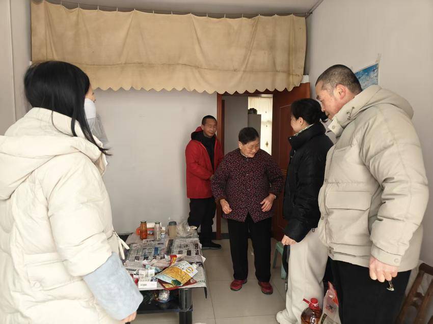 安陆市府城街道凤凰社区：走访慰问困难群体，共筑爱心家园.doc