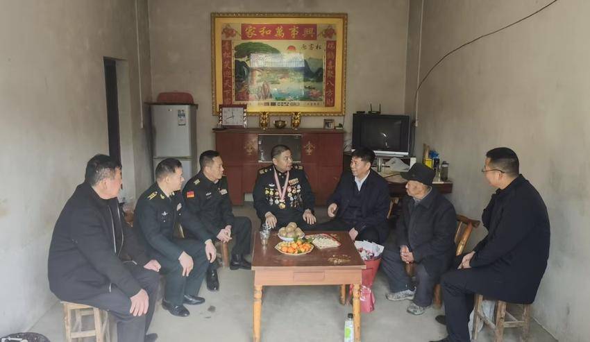 立功喜报送家门 尊崇荣光耀新春——安陆市为荣立二等功现役军人家庭送喜报.doc