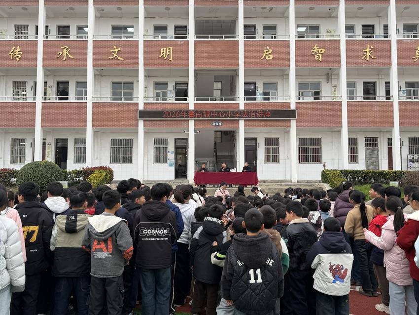 安陆市：法治进校园 护航助成长.doc