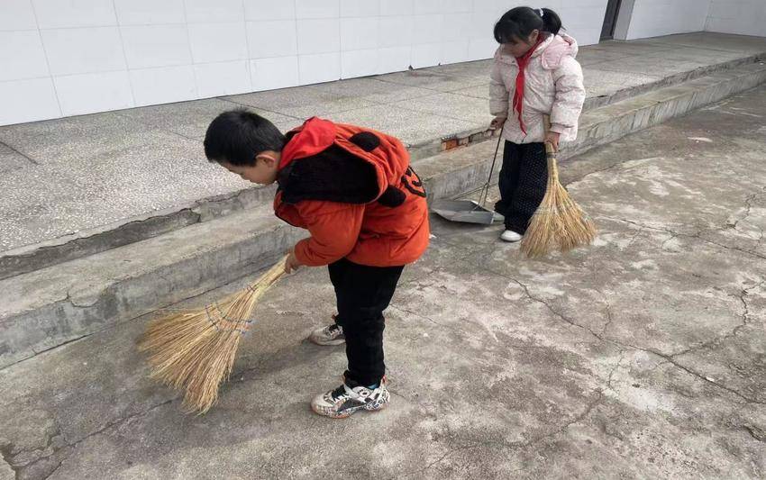 安陆市木梓乡：学雷锋精神 争当劳动小先锋.docx