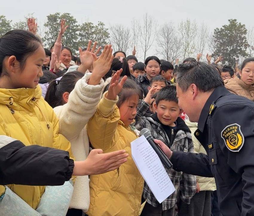 安陆市：法治进校园 护航助成长.doc