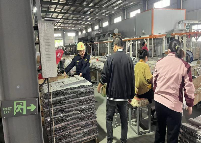 绷紧安全弦 护航平安“五一”李店镇开展节前安全生产专项检查.doc