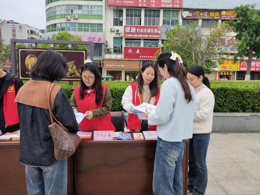 安陆市司法局开展“4•15”全民国家安全教育日法治宣传活动.doc