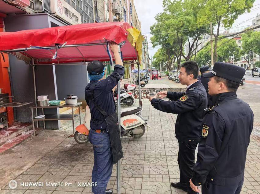 安陆城管+交警联动，开展市容交通秩序集中整治.doc