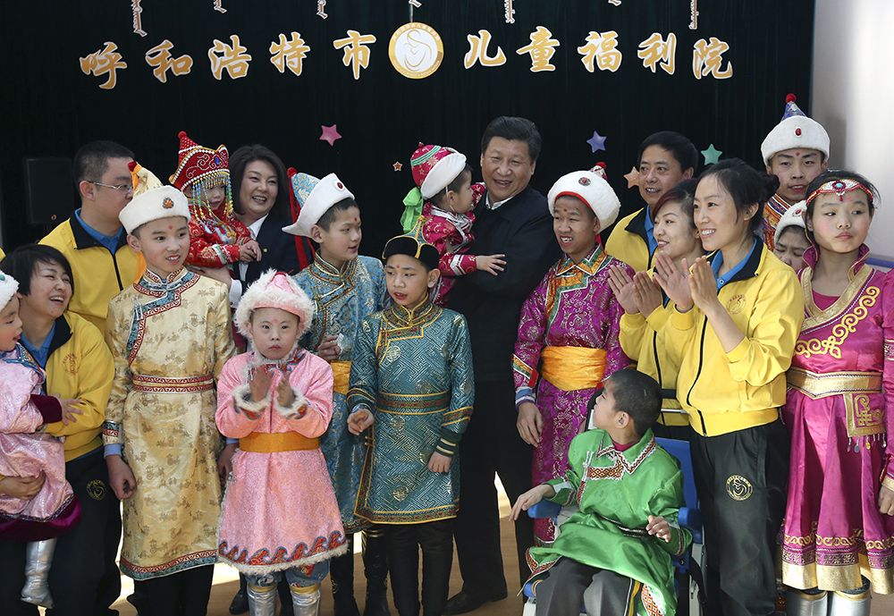 2014年1月28日，习近平总书记来到呼和浩特市儿童福利院看望孩子们。