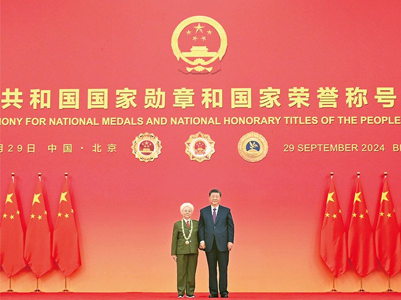 2024年9月29日，习近平总书记向“人民艺术家”国家荣誉称号获得者田华颁授奖章。