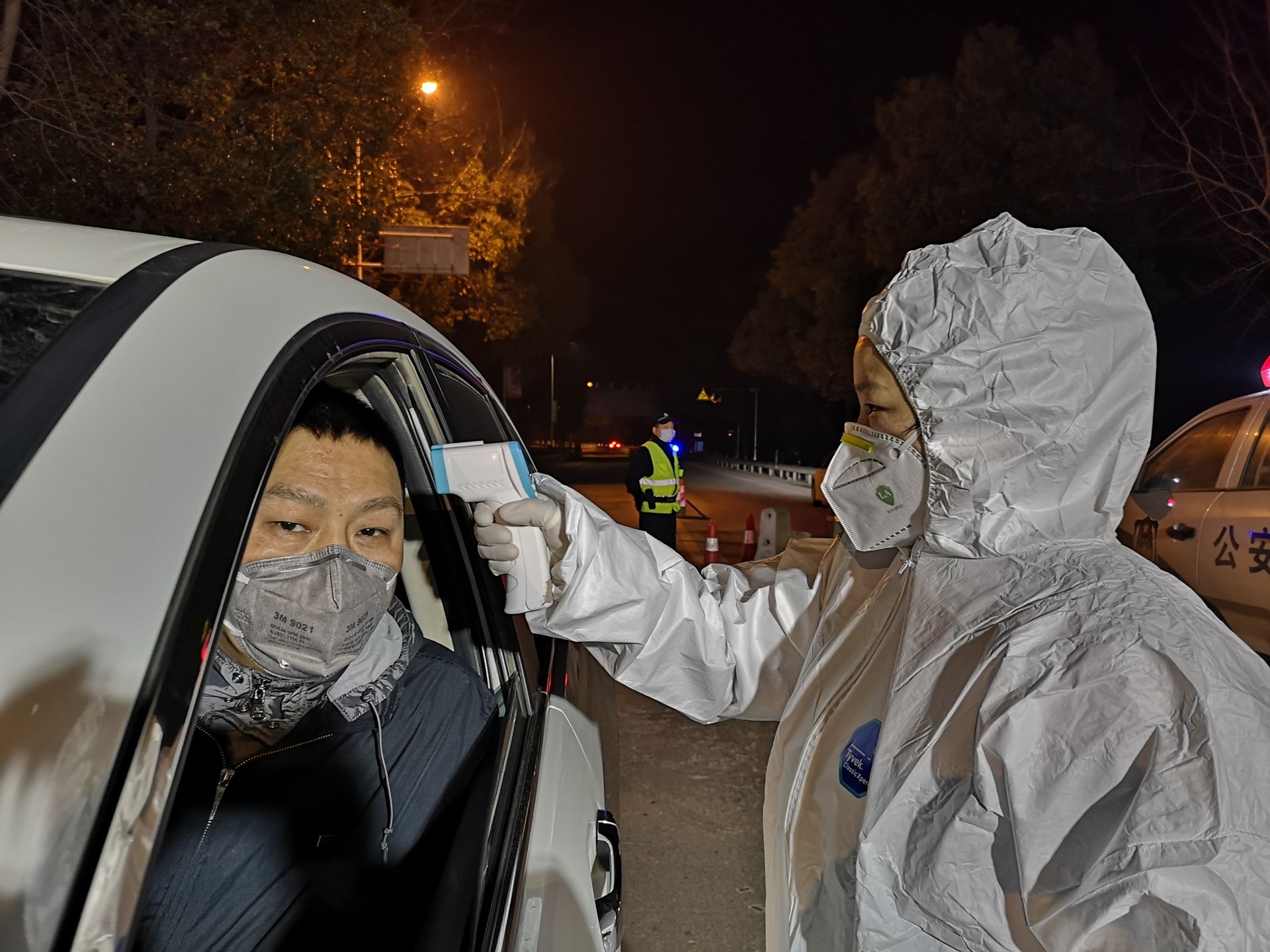 抗疫一线铿锵玫瑰绽放汉江大桥桥头